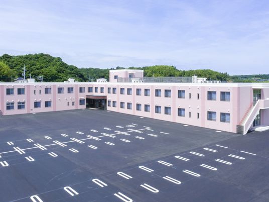 広い駐車場の外観  