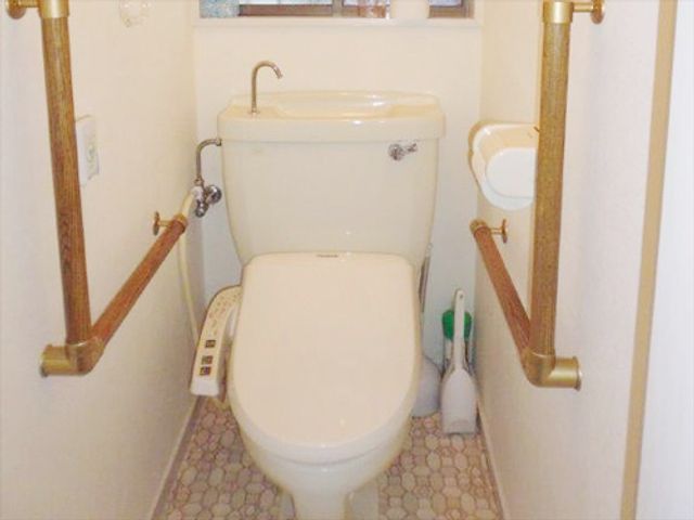 手すり付きのトイレ トイレ 手すり付きのトイレは、安心して利用できます。安全性が考慮されている設備です。