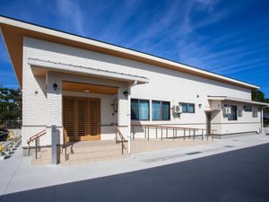 白い外観の建物  