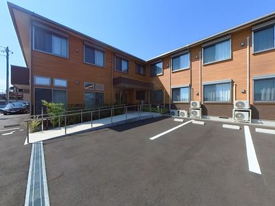 広々とした駐車場の建物外観