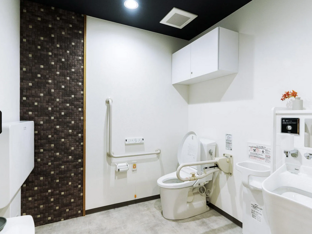 安全なサポート環境のトイレ トイレ 充実したサポート設備を備えるトイレ。介護の職場であなたの技術を活かしませんか。