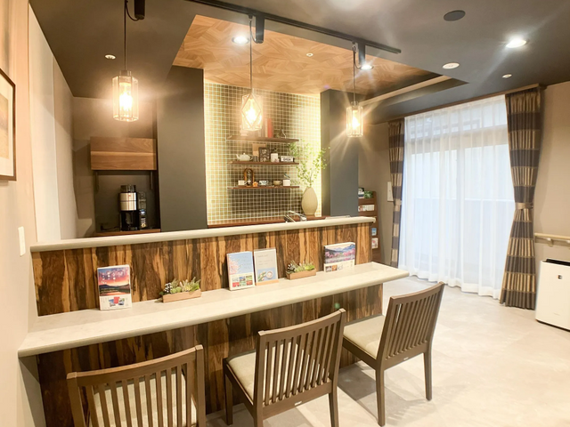 オシャレなスタッフエリア ファミリーカフェ スタイリッシュなデザインのスタッフスペースで、業務に集中できる環境をご提供します。ゆとりある配置が特徴です。
