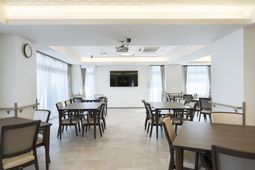 清潔なバリアフリー浴室