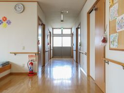廊下の明るい空間