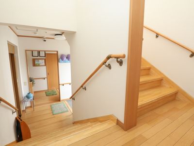 明るい木製の階段