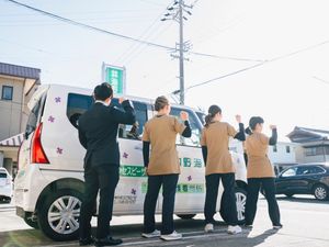 訪問看護車と職員の集合  