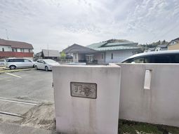 静かな建物のエントランス