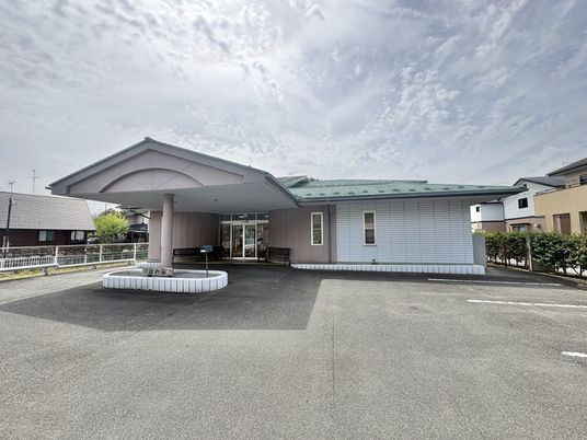 広々とした外観