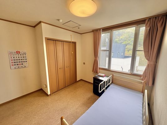 窓際の明るい居室
