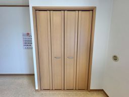 ナチュラルな木製ドア
