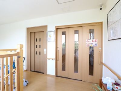 明るい廊下と木製ドア