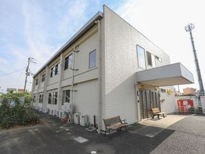 白壁の建物とエントランス