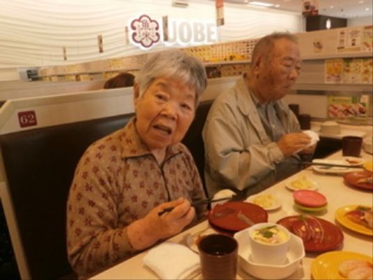 食事を楽しむ高齢者
