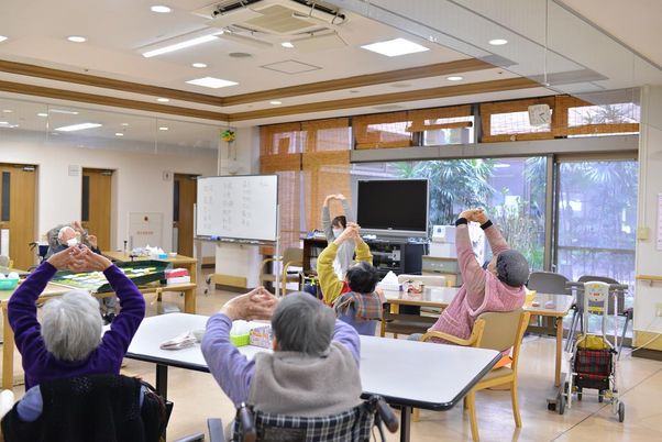 活動中の明るい室内