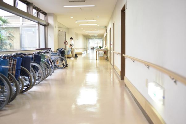 窓から光が差し込む廊下