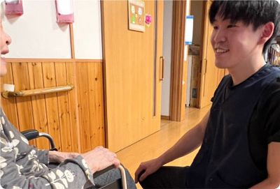 笑顔で寄り添うスタッフ
