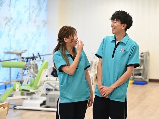 機能訓練室で談笑する職員  
