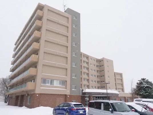 雪の日の建物外観  