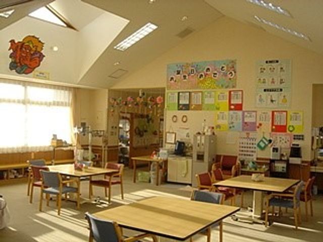 光が差し込む明るいスペース 多目的室 自然光が豊富に差し込む明るい空間です。壁の掲示物が楽しさを演出しています。
