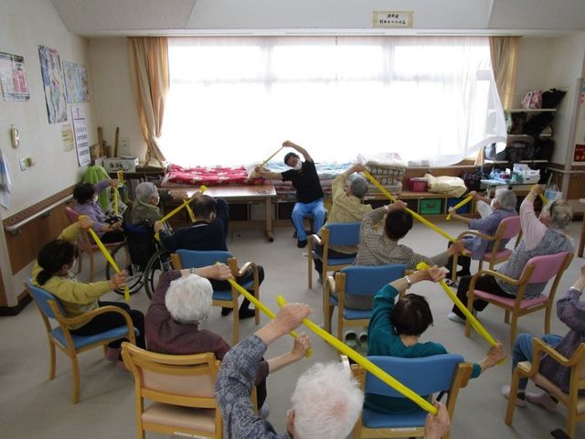 楽しく運動する居室 居室 窓から自然光が差し込む明るい空間で、入居者の方々がリラックスしながら楽しく体を動かしています。