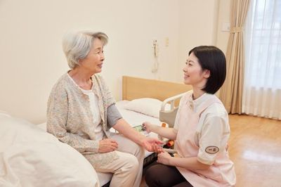 介護職員と利用者の室内