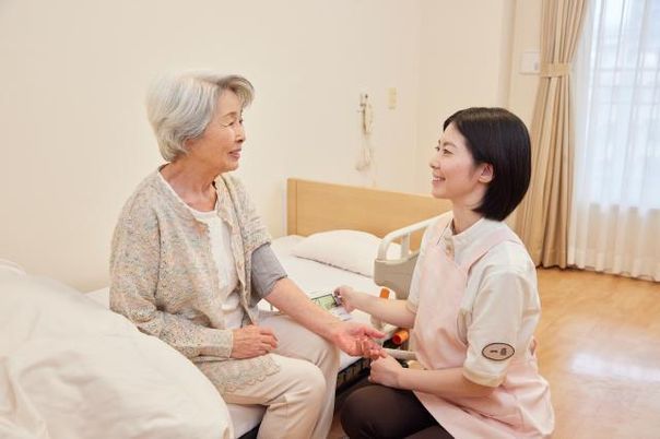 介護職員と利用者の室内