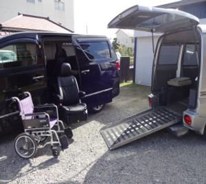 車椅子アクセスの駐車場  