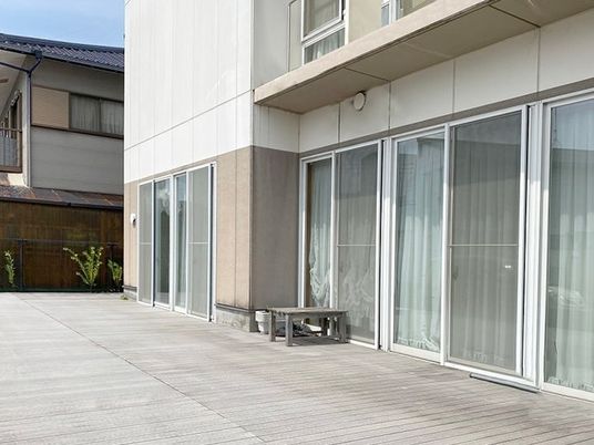 建物横のテラス  