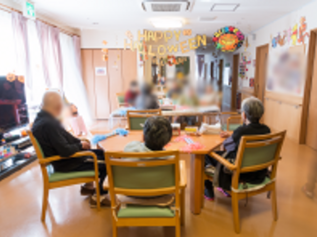 明るい空間のリビング リビング 楽しいハロウィンの飾りが施された明るい部屋で、住人同士が和やかに過ごしています。