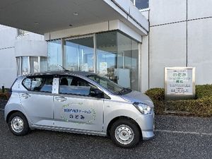 施設前の車両  