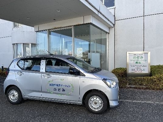 施設前の車両  