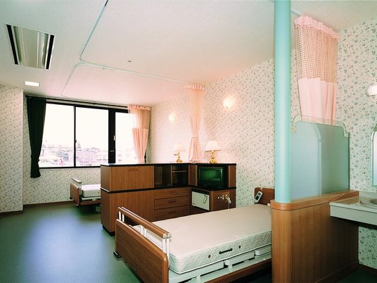 明るい個室の居室  