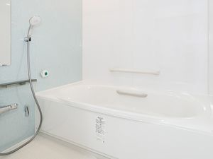 手すり付き浴槽の浴室  