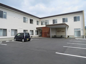 白い建物の外観  