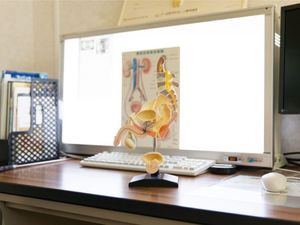 受付の机と模型のある休憩室  