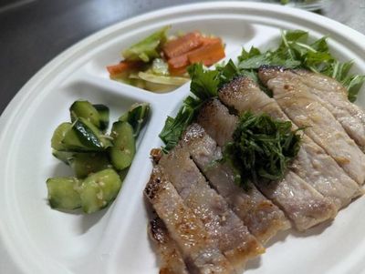 食事プレートの料理