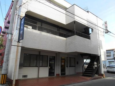 明るい建物の外観