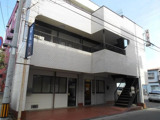 明るい建物の外観