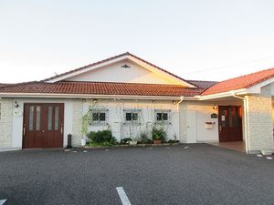 赤い屋根の建物外観