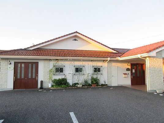 赤い屋根の建物外観