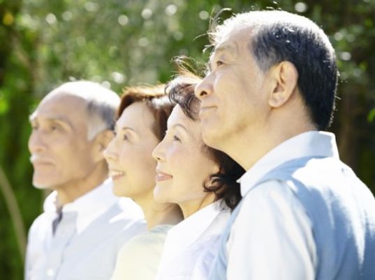 施設で明るく談笑する人々