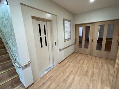 清潔なエレベーター付き廊下