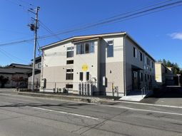 明るい日差しの建物外観