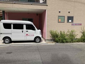 送迎車と建物外観  