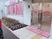 ピンクの看板がある入口  