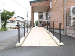 玄関までのスロープの通路