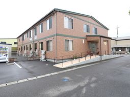 茶色の建物の外観