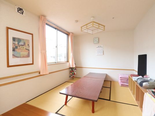 明るい和室の居室