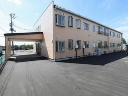 明るい外観の建物エントランス