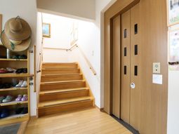 エレベーター前の明るい空間